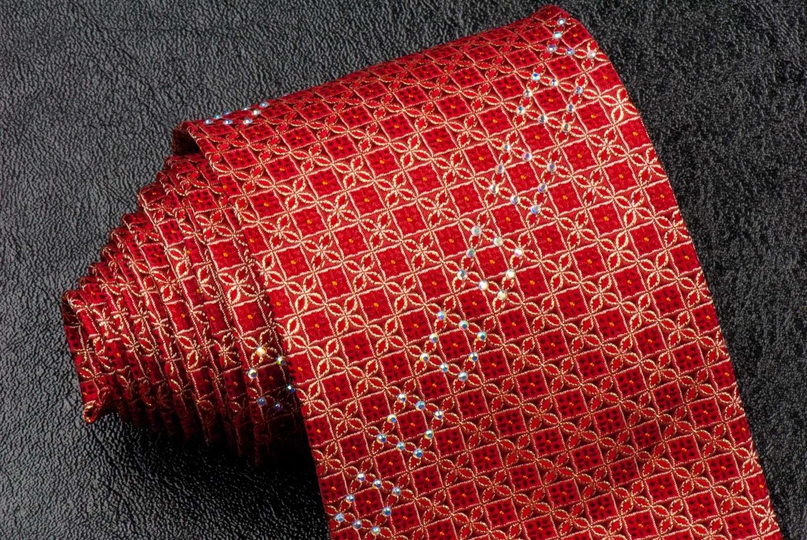 Elégance Silk Neck Tie Golden Geometric Design On Red With White Rhinestones